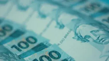 Notas de cem reiais juntas para pagamento da Previdência Privada.