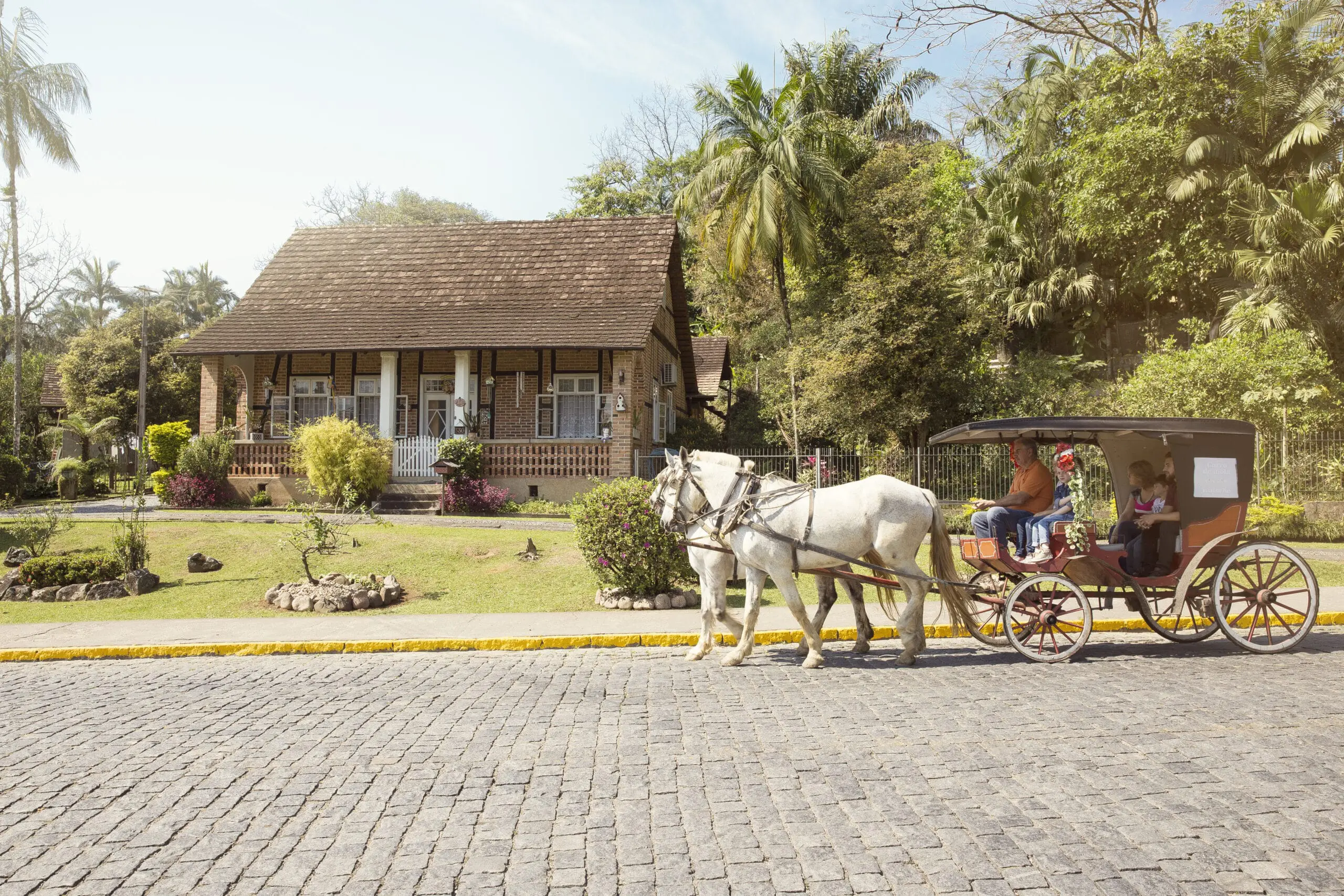 Passeio de charrete em Pomerode, cidade que preserva arquitetura e tradições dos países de imigrantes.