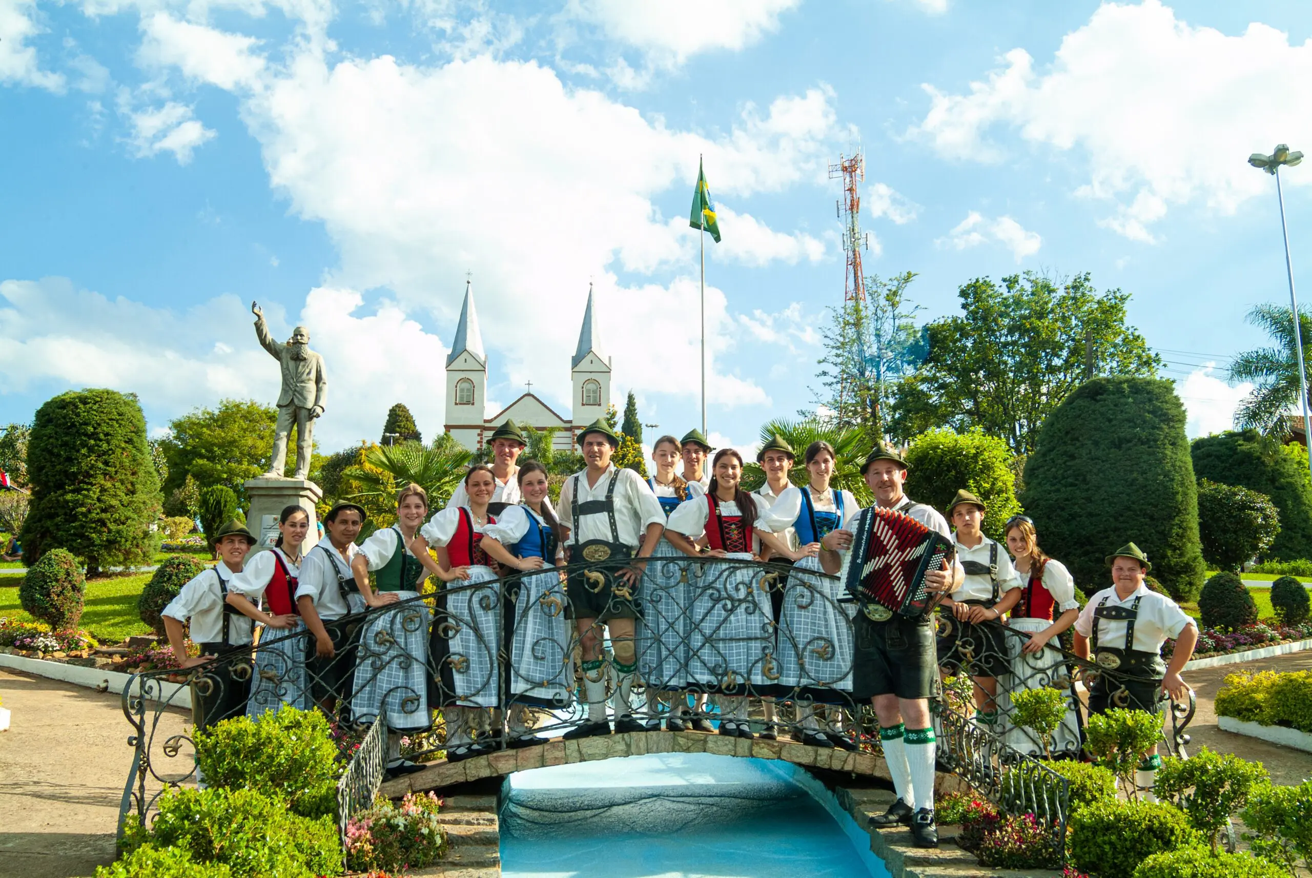 Treze Tílias mantém viva a herança austríaca, com arquitetura alpina e esculturas em madeira.