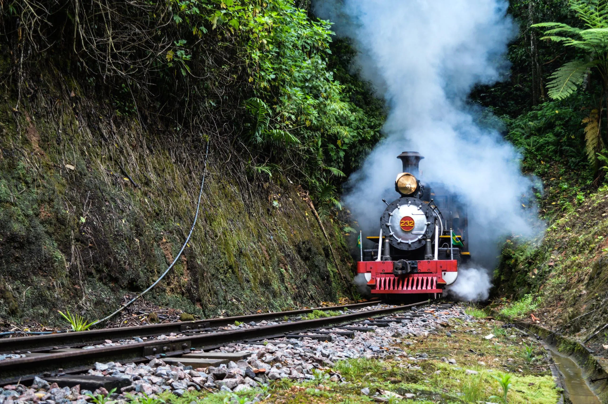 Apiúna, além de se destacar pelo turismo de aventura, com corredeiras do rio Itajaí-Açu ideais para rafting, oferece passeio de Maria Fumaça pelas antigas ferrovias da região.