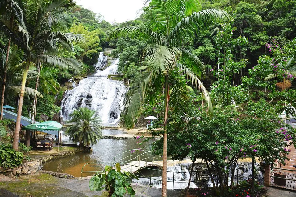 Cascata O Salto, em Rodeio, com uma queda d'água de 80 metros e uma piscina natural para banho.