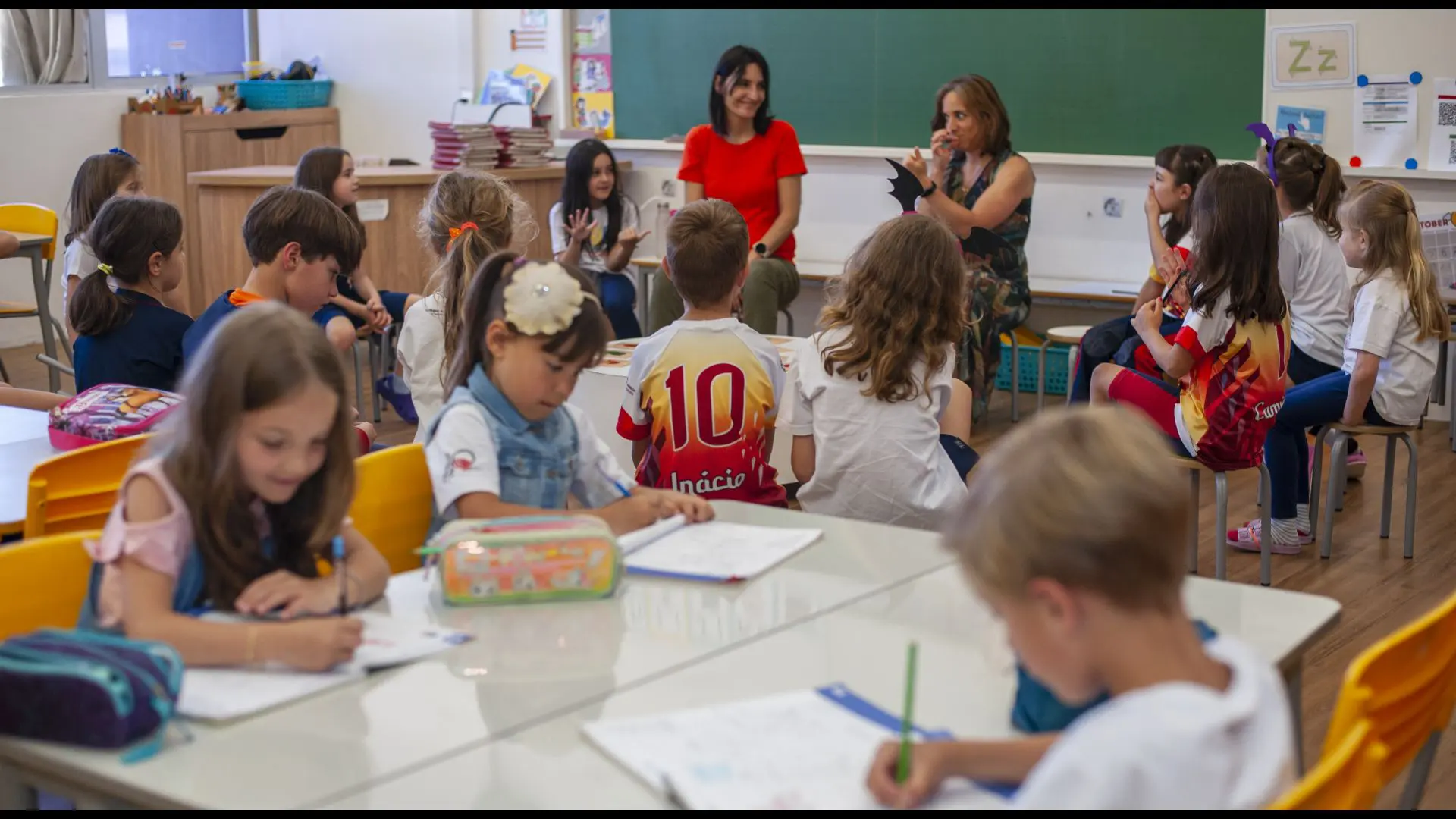 Aprendizagem em ação: no Churermodell, cada criança encontra seu próprio caminho para o conhecimento, explorando o ambiente e aprendendo de forma autônoma.