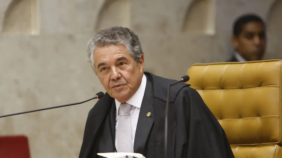 Alvo de indireta de Dino, Marco Aurélio elogia Fux e critica Barroso