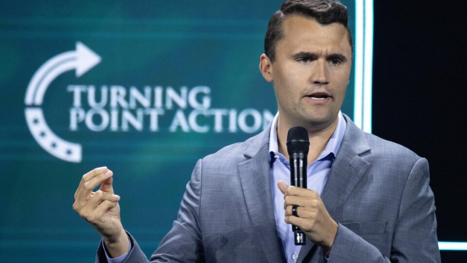 EUA promete revogar visto de médico brasileiro que celebrou morte de Charlie Kirk
