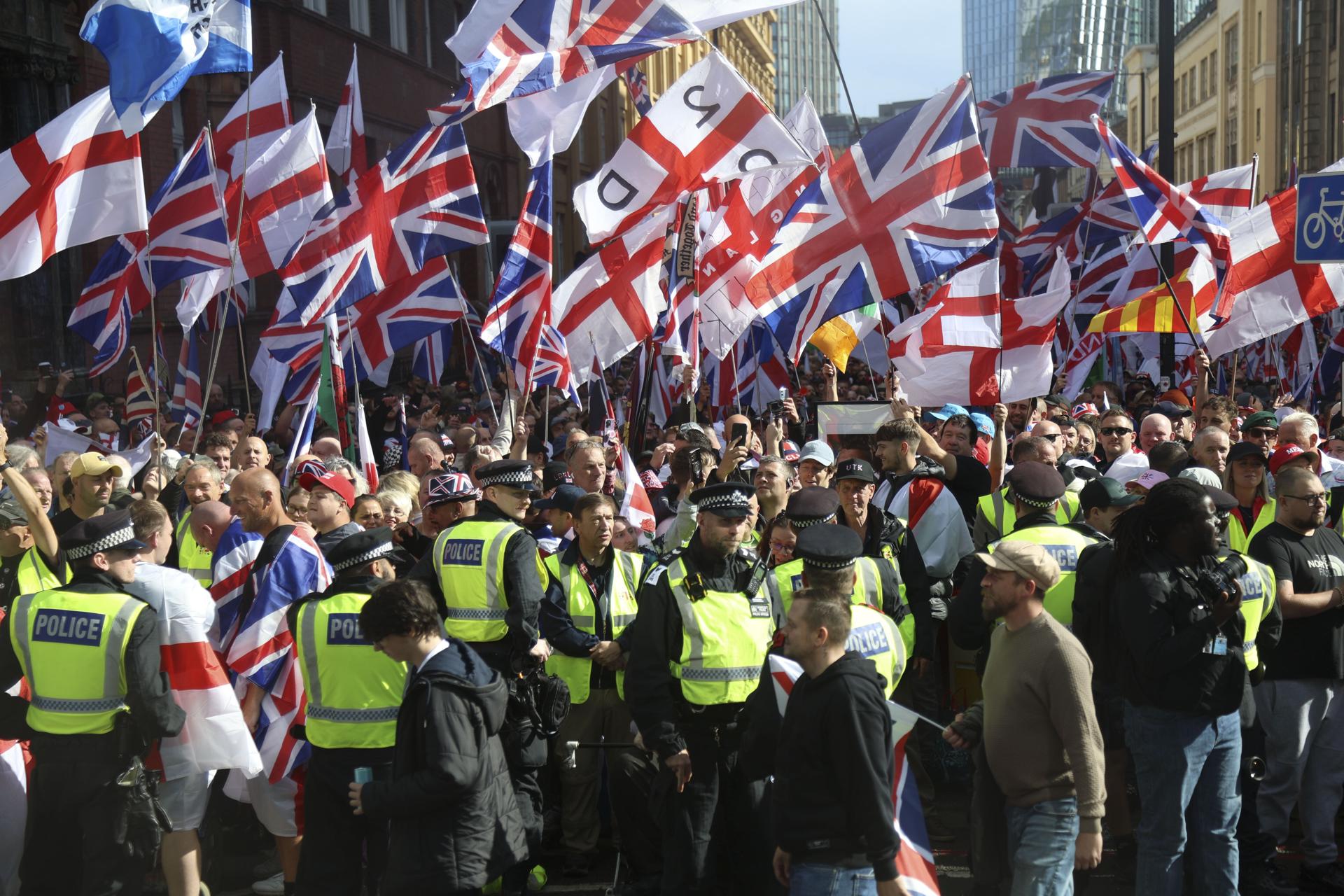 Manifestantes tomaram as ruas de Londres com bandeiras pedindo o fim da imigração ilegal.