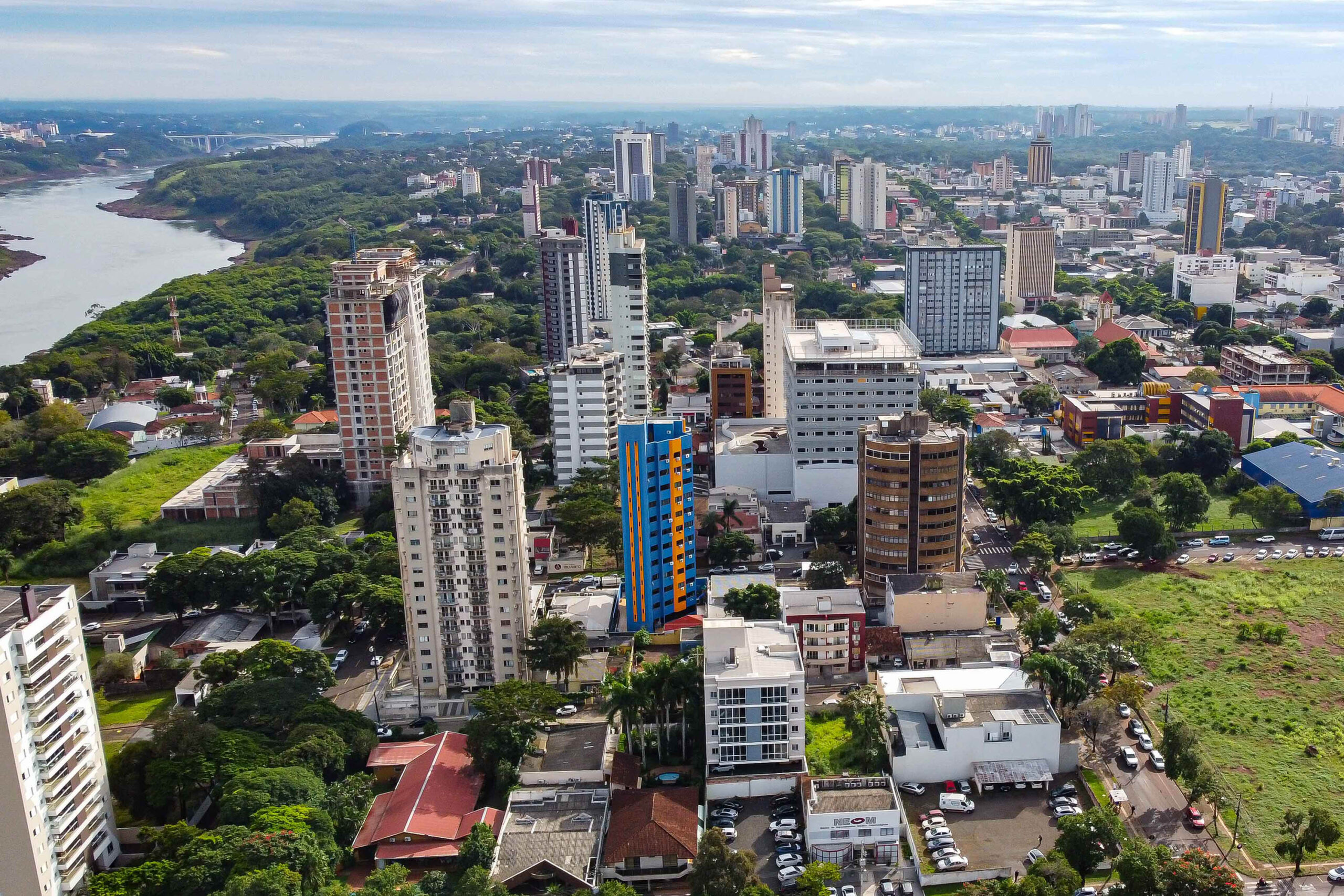 Imagem aérea da cidade de Foz do Iguaçu, localizada na região oeste do Paraná.
