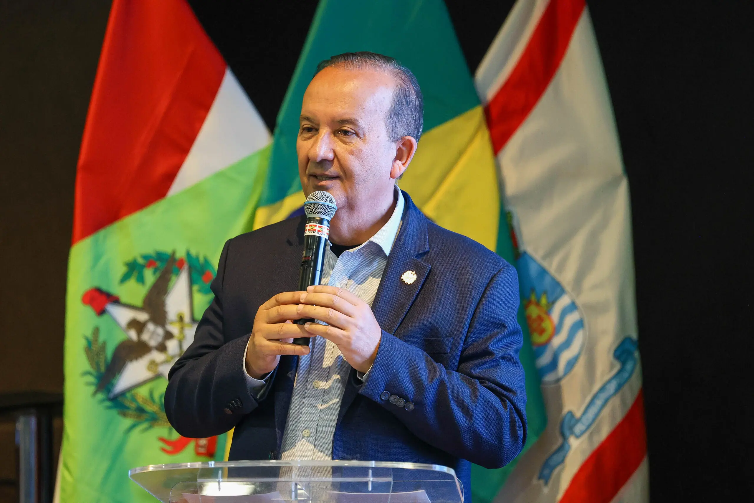 Ameças de morte ao governador Jorginho Mello resultaram em mandados cumpridos em três estados nesta segunda-feira (15).