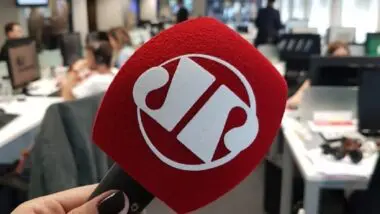 Justiça condena Jovem Pan a pagar mais de R$ 1 milhão em “danos morais”, mas mantém outorgas