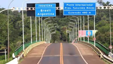 Por que demora tanto tempo para atravessar a aduana pra Argentina em Foz do Iguaçu