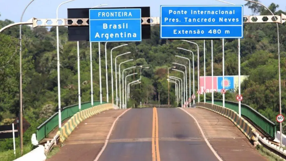 Por que demora tanto tempo para atravessar a aduana pra Argentina em Foz do Iguaçu