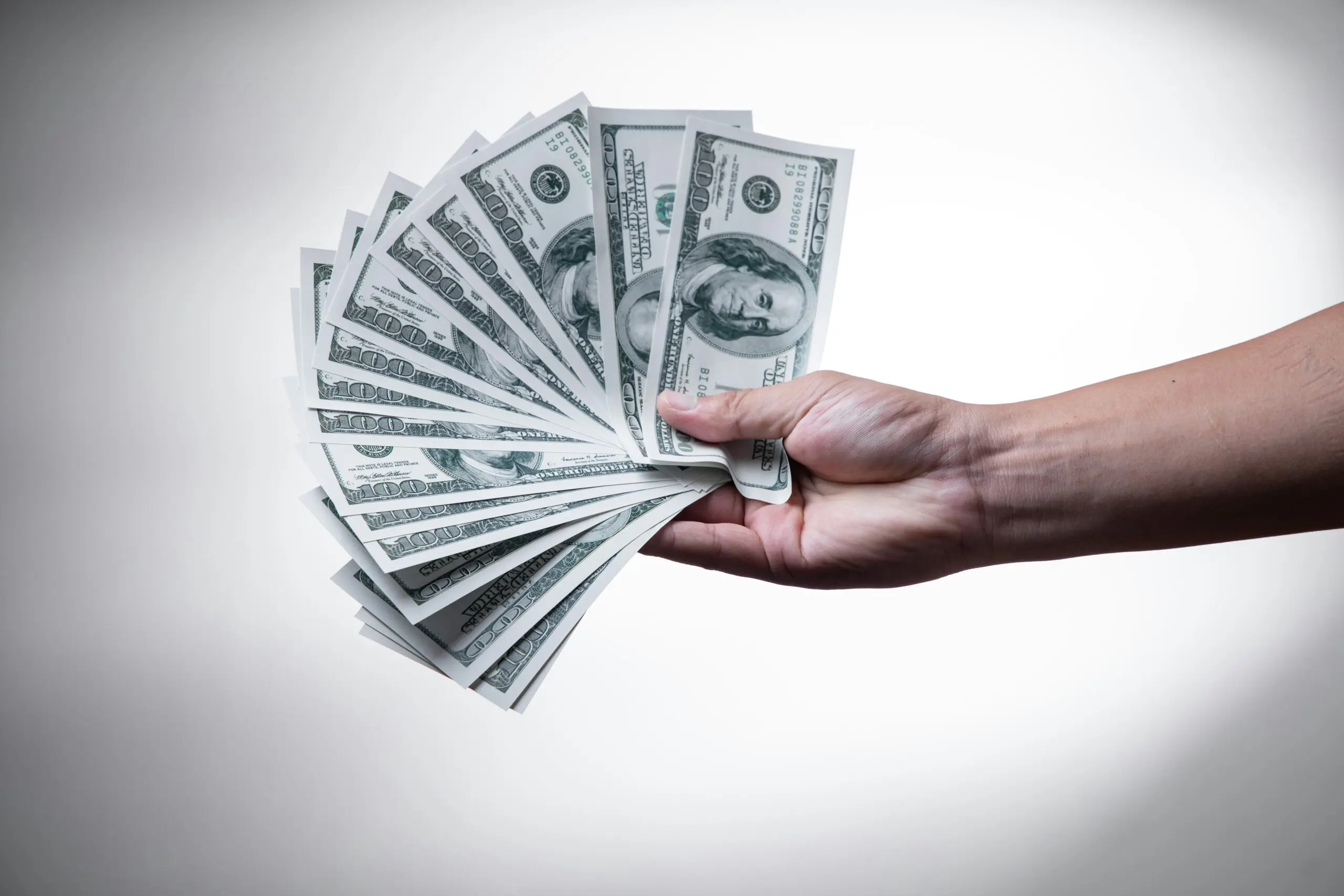 Várias notas de dólar, para quem deseja dolarizar o patrimônio.