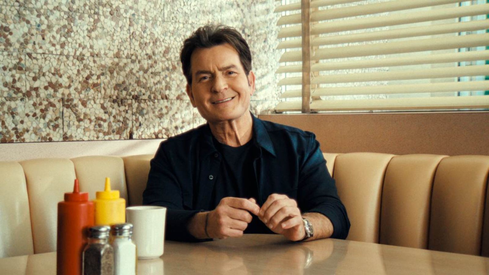 Aos 60 anos, Charlie Sheen revê carreira e vida conturbada em documentário