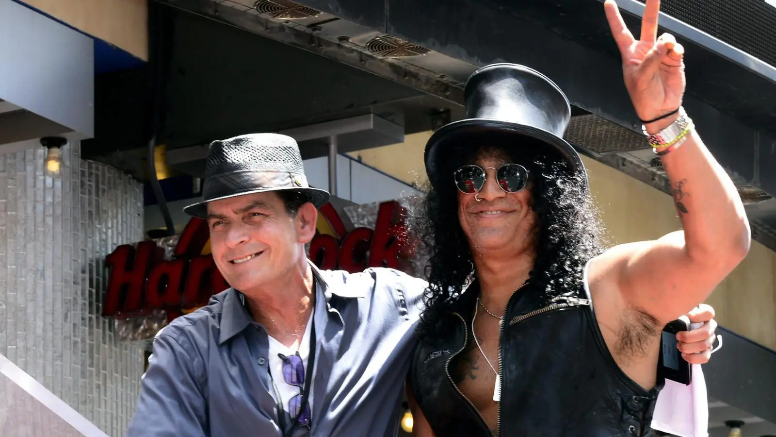 Charlie Sheen ao lado do guitarrista Slash, do grupo Guns n' Roses