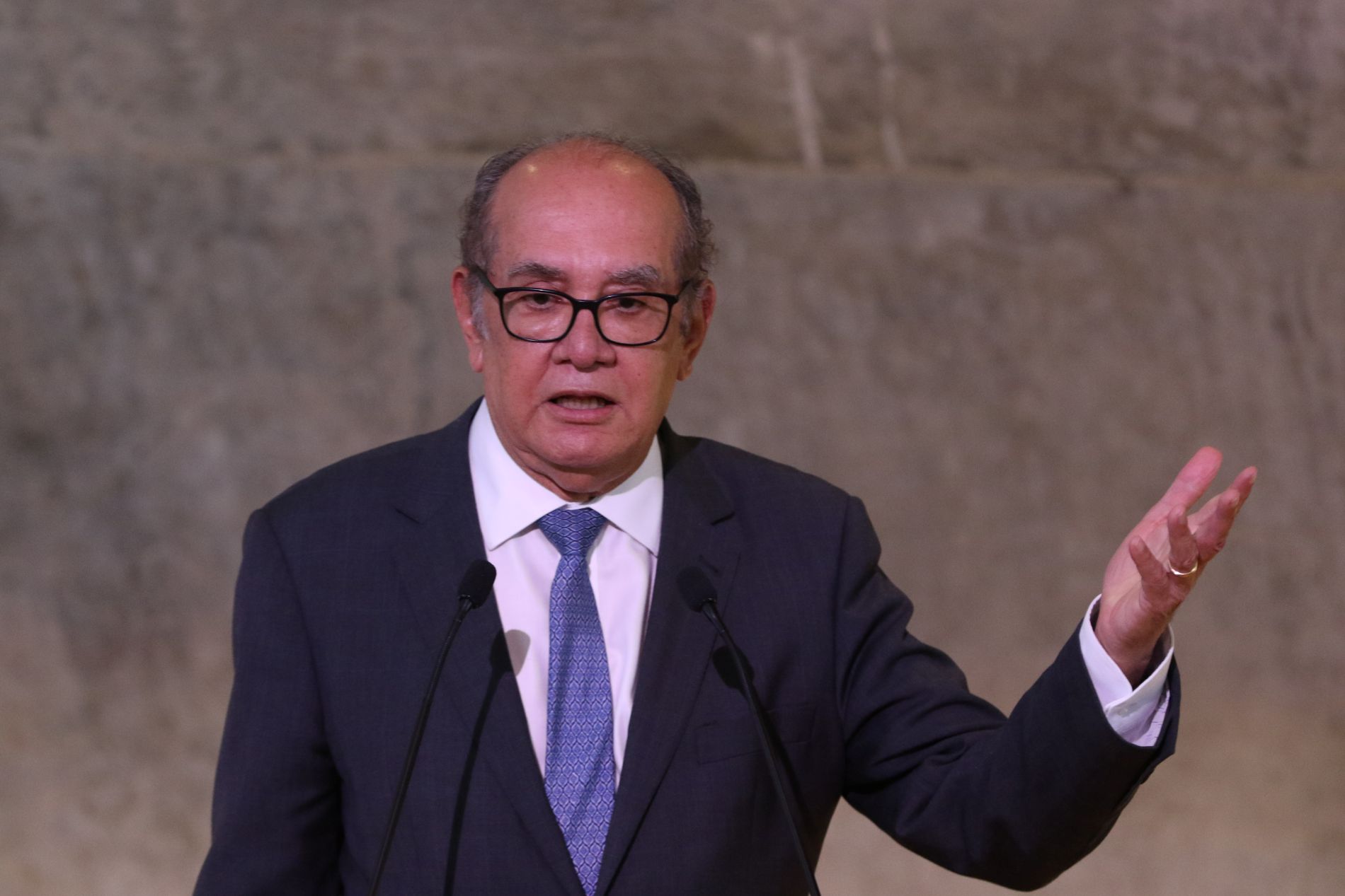 Gilmar Mendes afirmou que voto de Fux para absolver Bolsonaro estava repleto de “incoerências”.