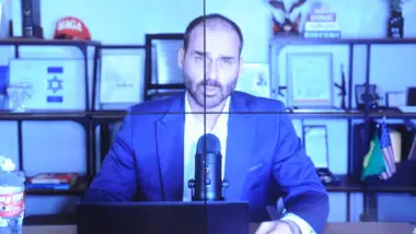Deputado Eduardo Bolsonaro, atualmente nos EUA, poderia fazer a primeira campanha virtual para Presidência do Brasil, em 2026.