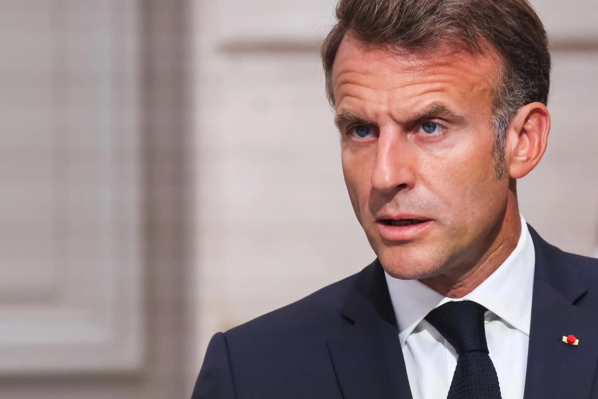 Presidente mais jovem da história francesa, hoje Macron parece um homem envelhecido, ressentido, marcado pelo impacto com a realidade