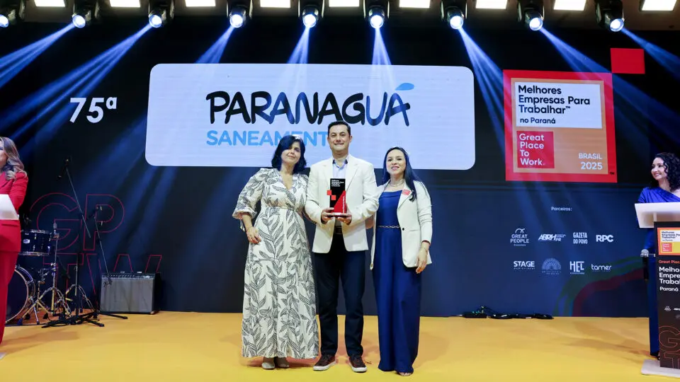 Equipe da Paranaguá Saneamento recebe em Curitiba o prêmio Great Place to Work 2025, que reconhece a empresa como uma das melhores para trabalhar no Paraná.