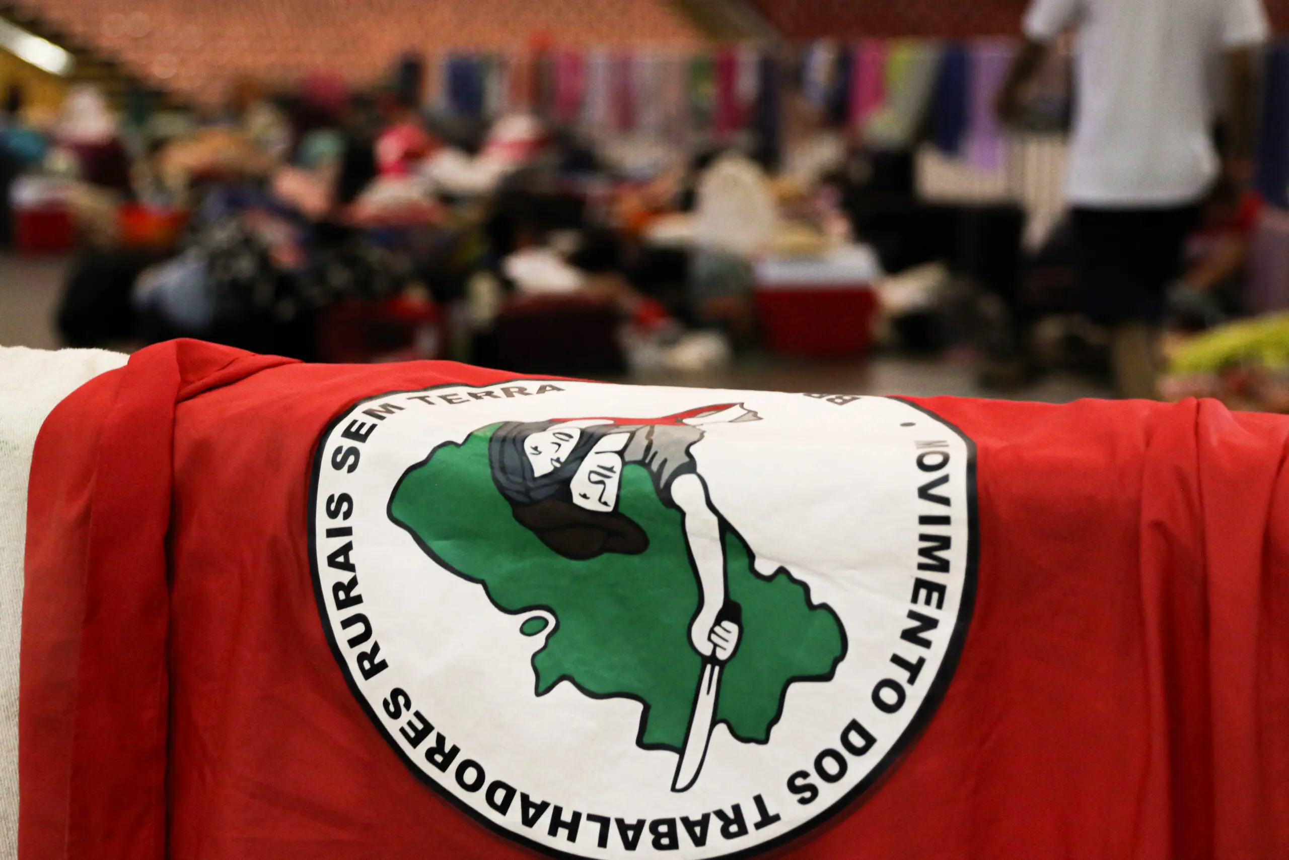 Bandeira do MST: movimento organiza evento para comemorar aniversário da Aliança dos Estados do Sahel, formado por ditaduras militares após golpes que derrubaram presidentes democraticamente eleitos no Mali, Níger e Burkina Faso