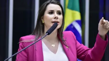 Caroline De Toni renuncia liderança da minoria para salvar mandato de Eduardo Bolsonaro.
