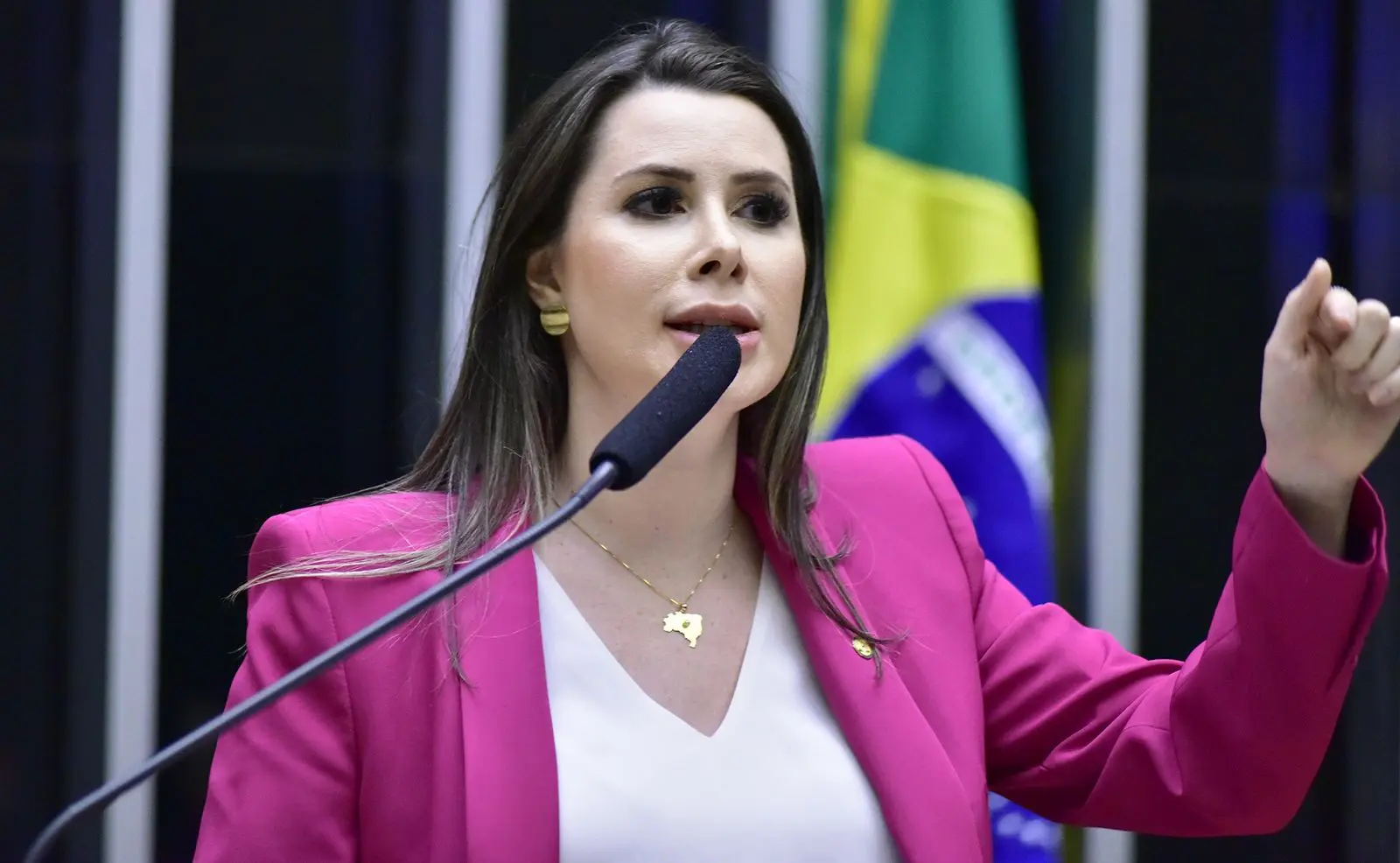 Caroline De Toni renuncia liderança da minoria para salvar mandato de Eduardo Bolsonaro.