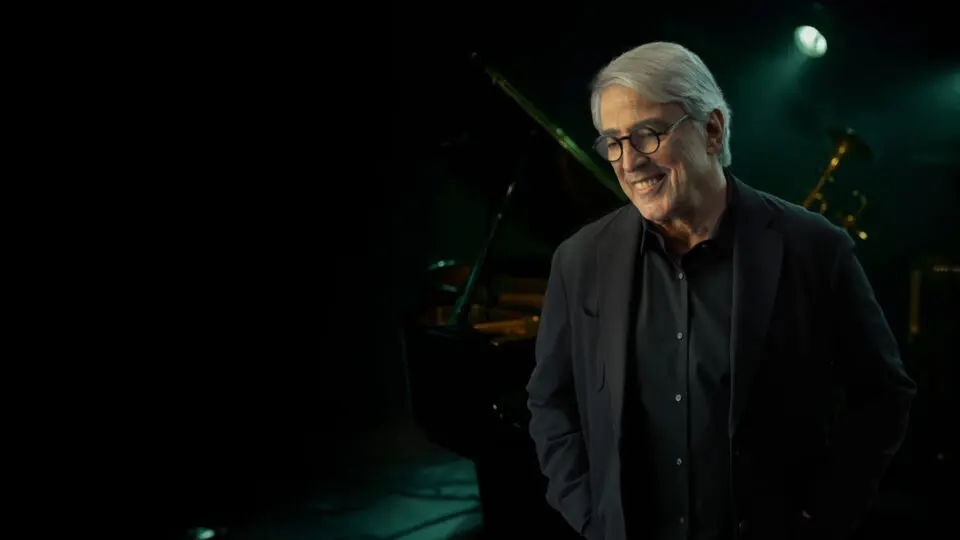 Ivan Lins, um ícone da MPB, transforma a inauguração do Pátio da Mata em Foz do Iguaçu com sua voz e emoção. Uma noite histórica de música, natureza e arte.