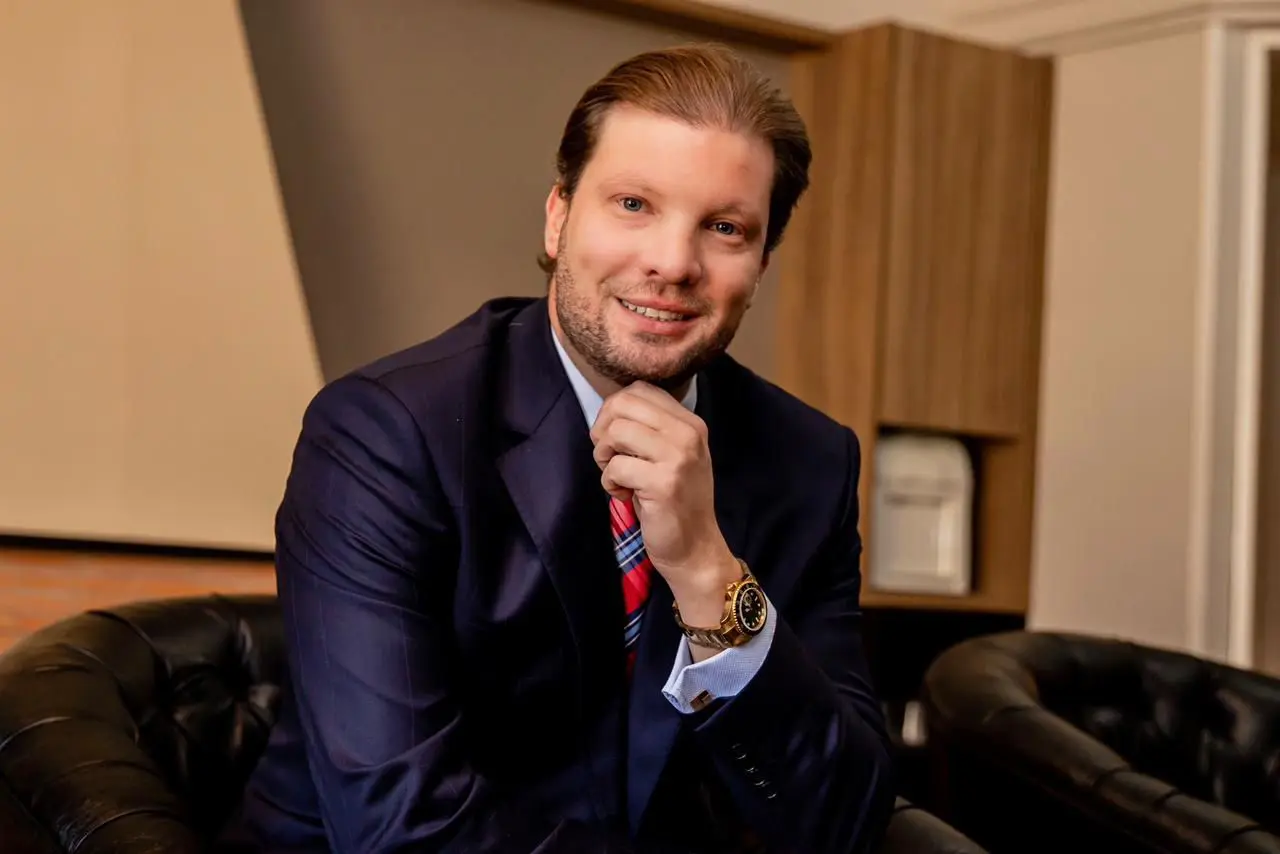 O futuro da construção civil é moldado pela segurança jurídica. Como avalia o advogado Rodrigo Fabbris, a atuação preventiva é essencial para garantir a continuidade das obras e proteger o seu investimento. A gestão jurídica é o alicerce invisível, mas fundamental, para evitar prejuízos.