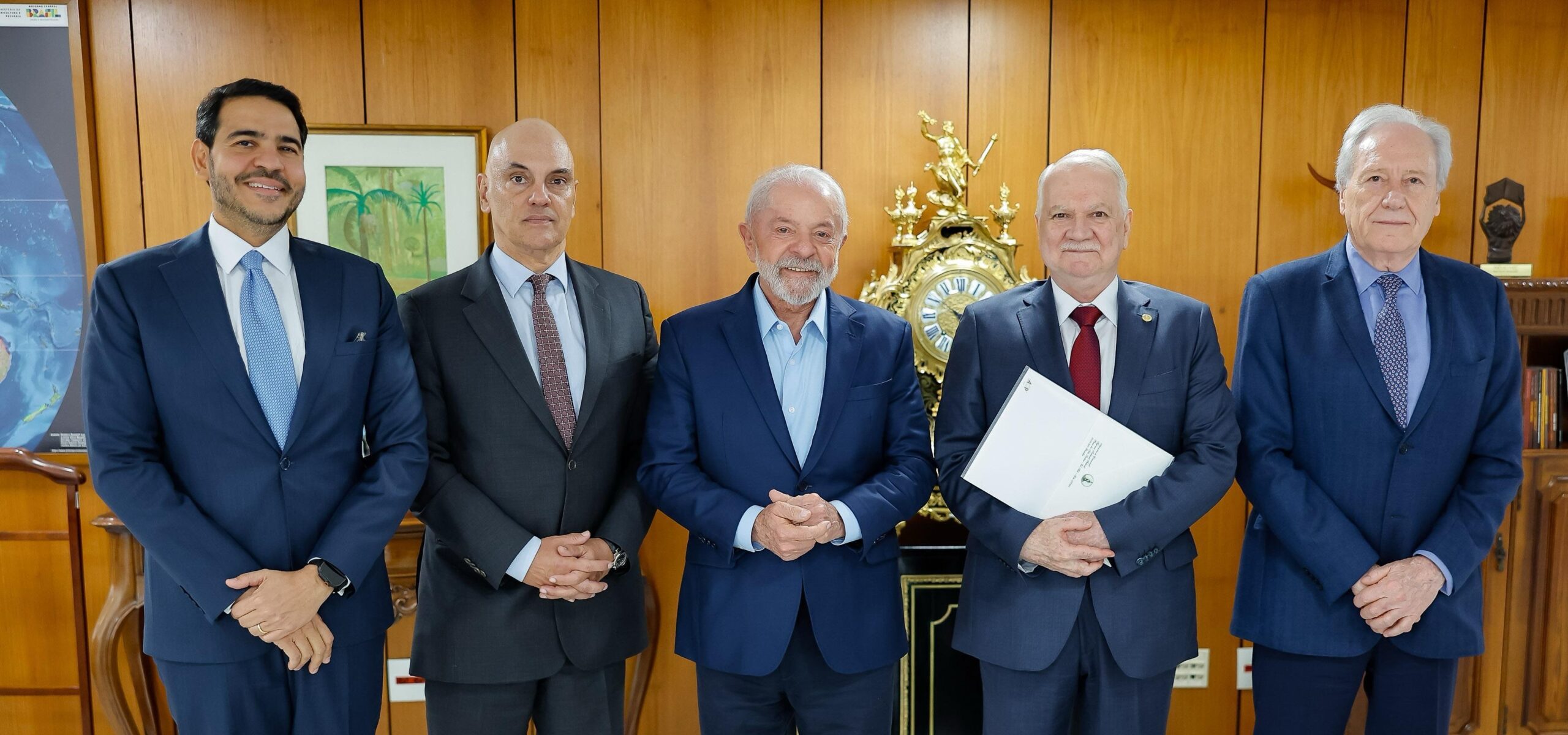 Cerimônia de posse de Fachin e Moraes no comando do STF está marcada para o próximo dia 29. Da esquerda para a direita: Messias, Moraes Lula, Fachin e Lewandowski.