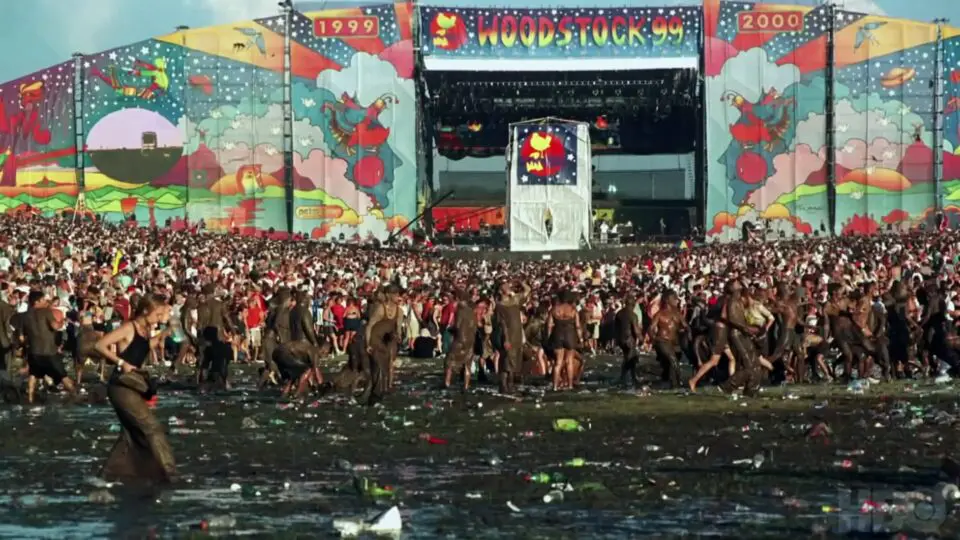 O Woodstock 99 reuniu bandas agressivas e não ofereceu estrutura condizente com sua grandeza