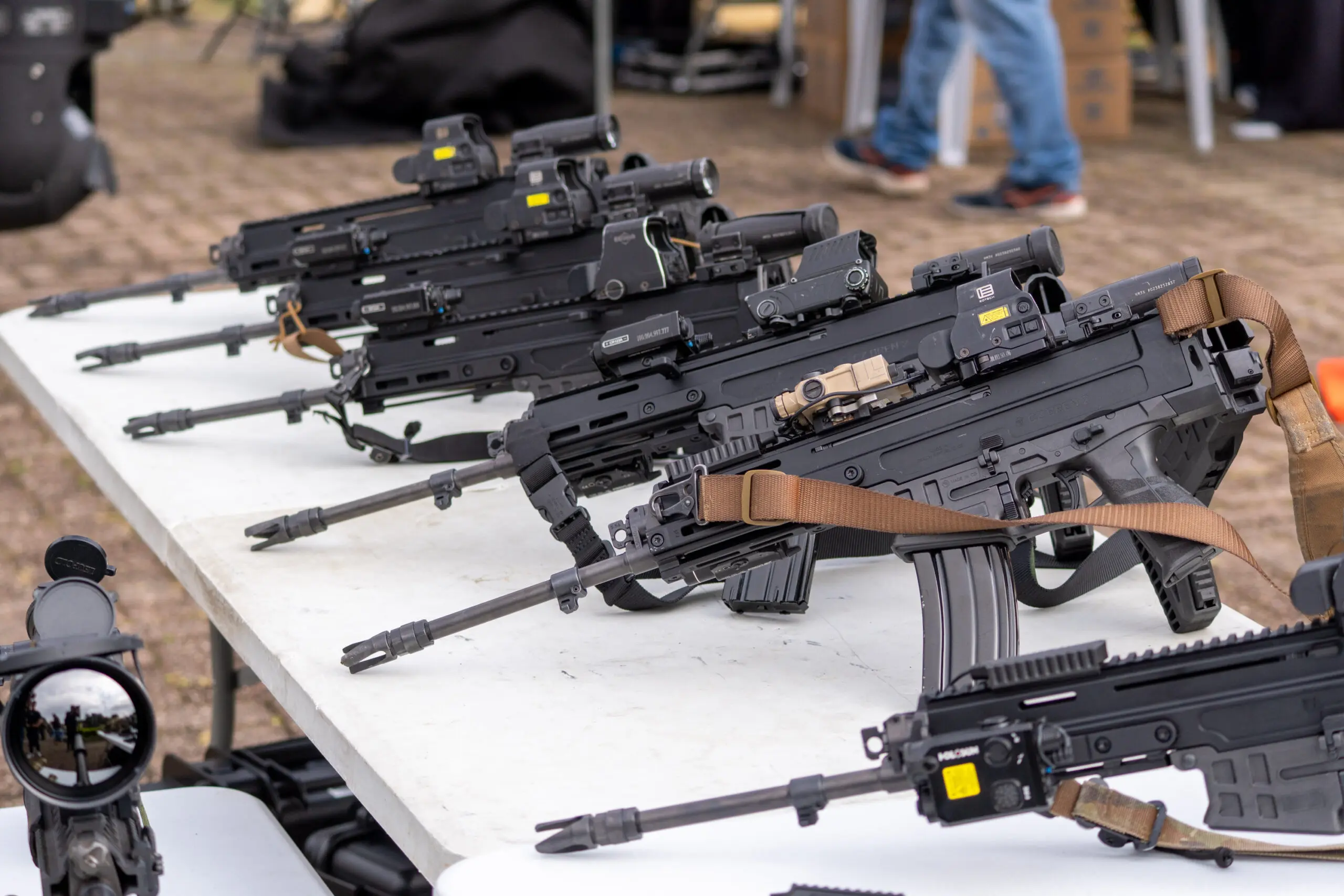 Fuzis israelenses e tchecos estão incluídos em novo pacote de investimentos anunciados para a segurança pública do Paraná.