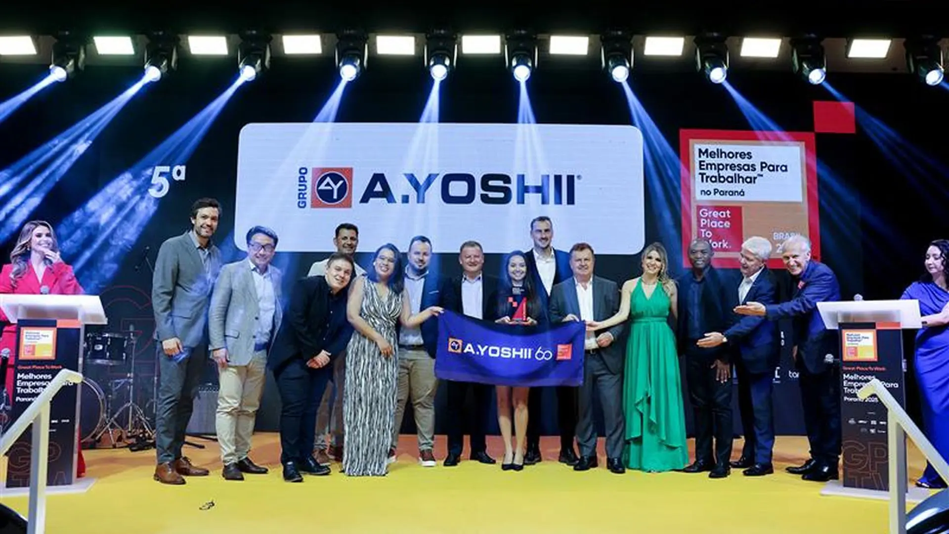 Equipe do Grupo A.Yoshii celebra a conquista do prêmio GPTW 2025, que reconhece a empresa entre as 10 melhores de grande porte para trabalhar no Paraná.