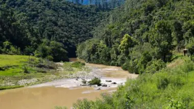 A barragem de Botuverá terá 40,8 metros de altura e 124 metros de extensão em sua crista, com capacidade de armazenamento de 20,2 milhões de metros cúbicos de água.