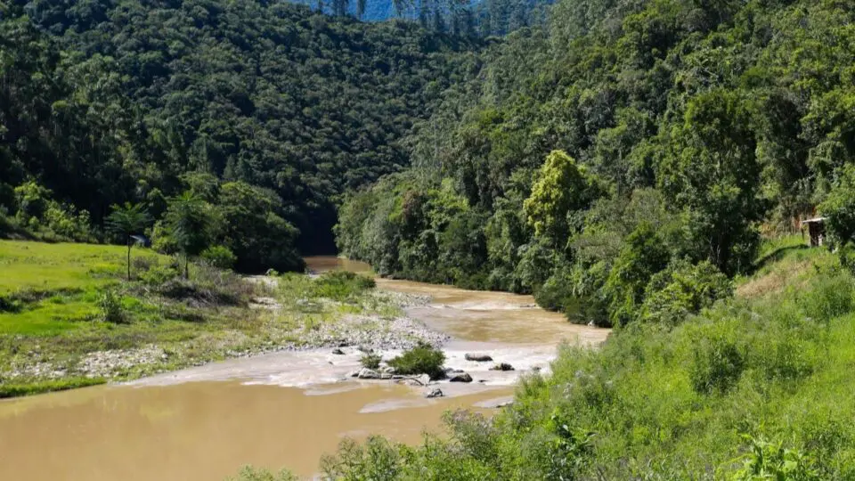 A barragem de Botuverá terá 40,8 metros de altura e 124 metros de extensão em sua crista, com capacidade de armazenamento de 20,2 milhões de metros cúbicos de água.