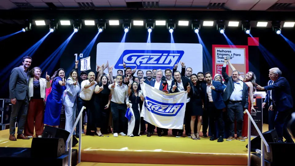 Equipe da Gazin comemora a conquista do 1º lugar no ranking GPTW Paraná 2025, consolidando a empresa como referência em gestão de pessoas e ambiente de trabalho.