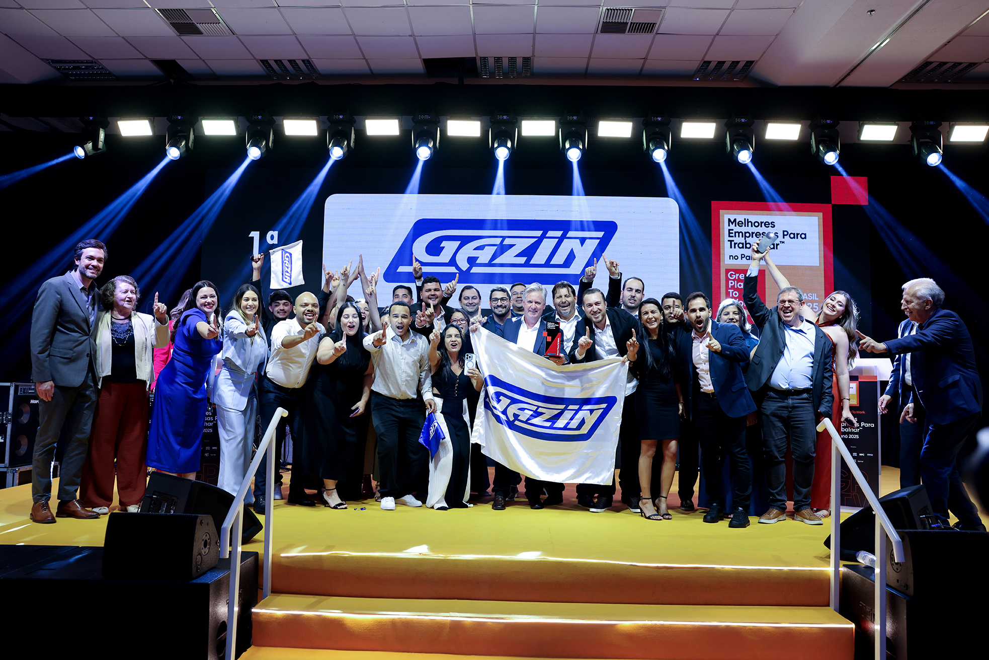 Equipe da Gazin comemora a conquista do 1º lugar no ranking GPTW Paraná 2025, consolidando a empresa como referência em gestão de pessoas e ambiente de trabalho.