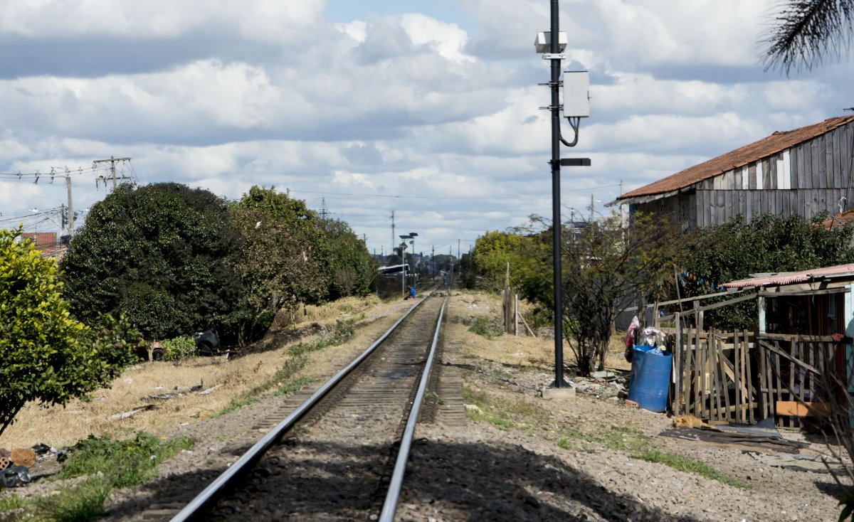 Linha de trem que corta Curitiba começa em Rio Branco do Sul.