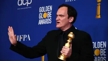 Quentin Tarantino posa com o último Globo de Ouro que recebeu, em 2020