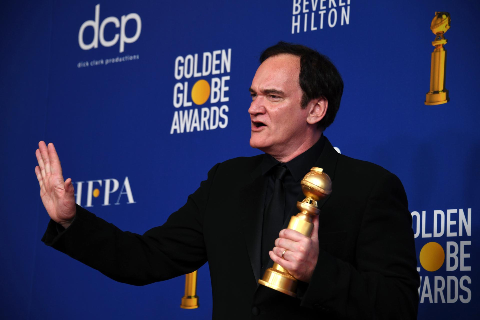 Quentin Tarantino posa com o último Globo de Ouro que recebeu, pelo roteiro de &#8220;Era uma Vez Em Hollywood&#8221;