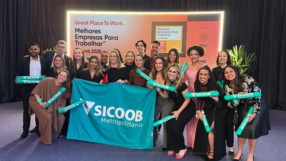 A dedicação diária e o compromisso de cada colaborador foram os pilares para a conquista do 1º lugar no GPTW Paraná 2025. Na foto, a equipe do Sicoob Metropolitano celebra o prêmio que reflete a cultura de excelência e o ambiente colaborativo construído por eles, no dia a dia.