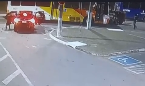 Imagem mostra o momento logo após a colisão do veículo do ex-delegado Ruy Fontes com um ônibus