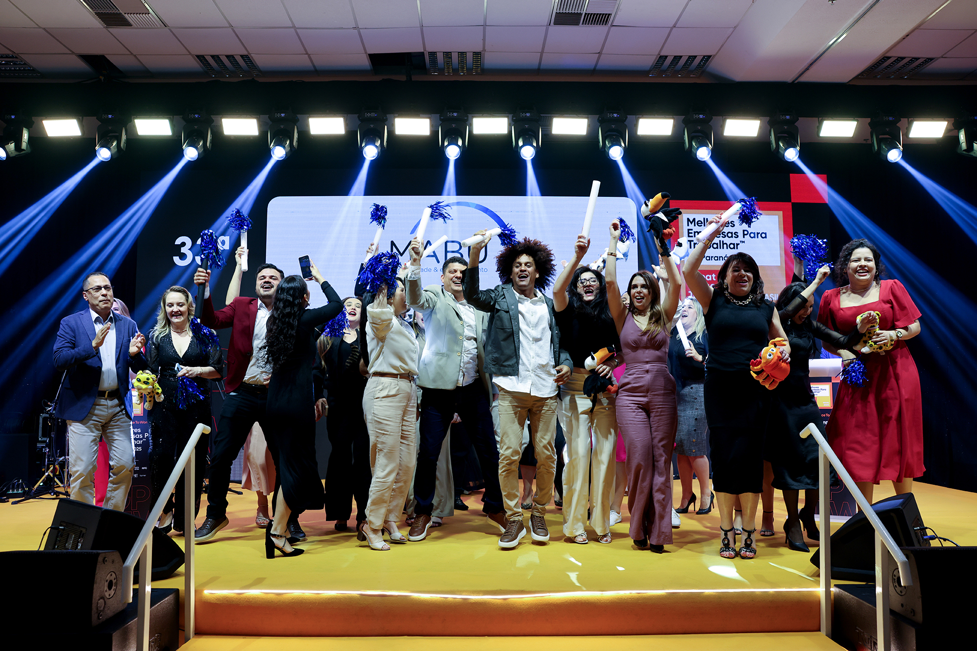 Equipe do Grupo Mabu celebra o reconhecimento no ranking GPTW Paraná 2025, que destaca as melhores empresas para trabalhar no Paraná.