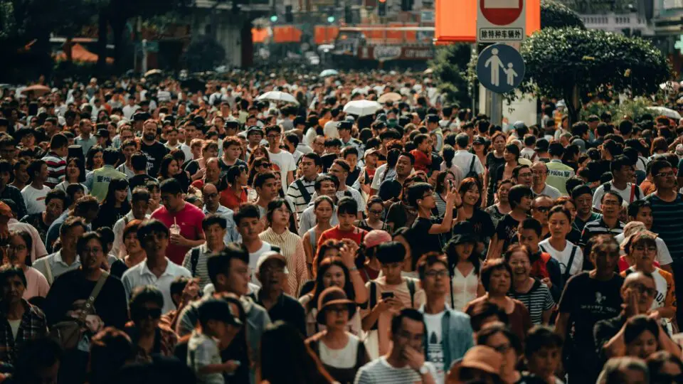 Pessoas andando no país mais populoso do mundo.