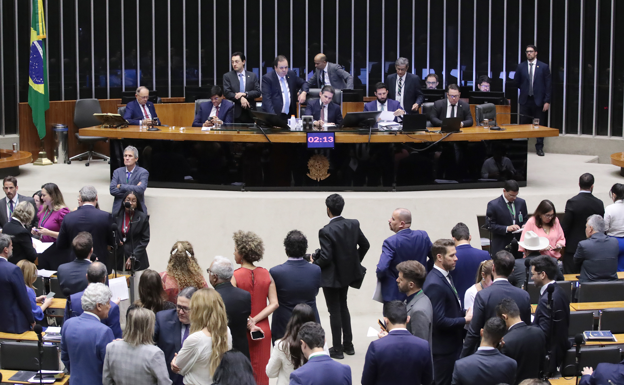 Após manobra regimental, Câmara reincorporou votação secreta na PEC da Imunidade. Veja como cada deputado votou.