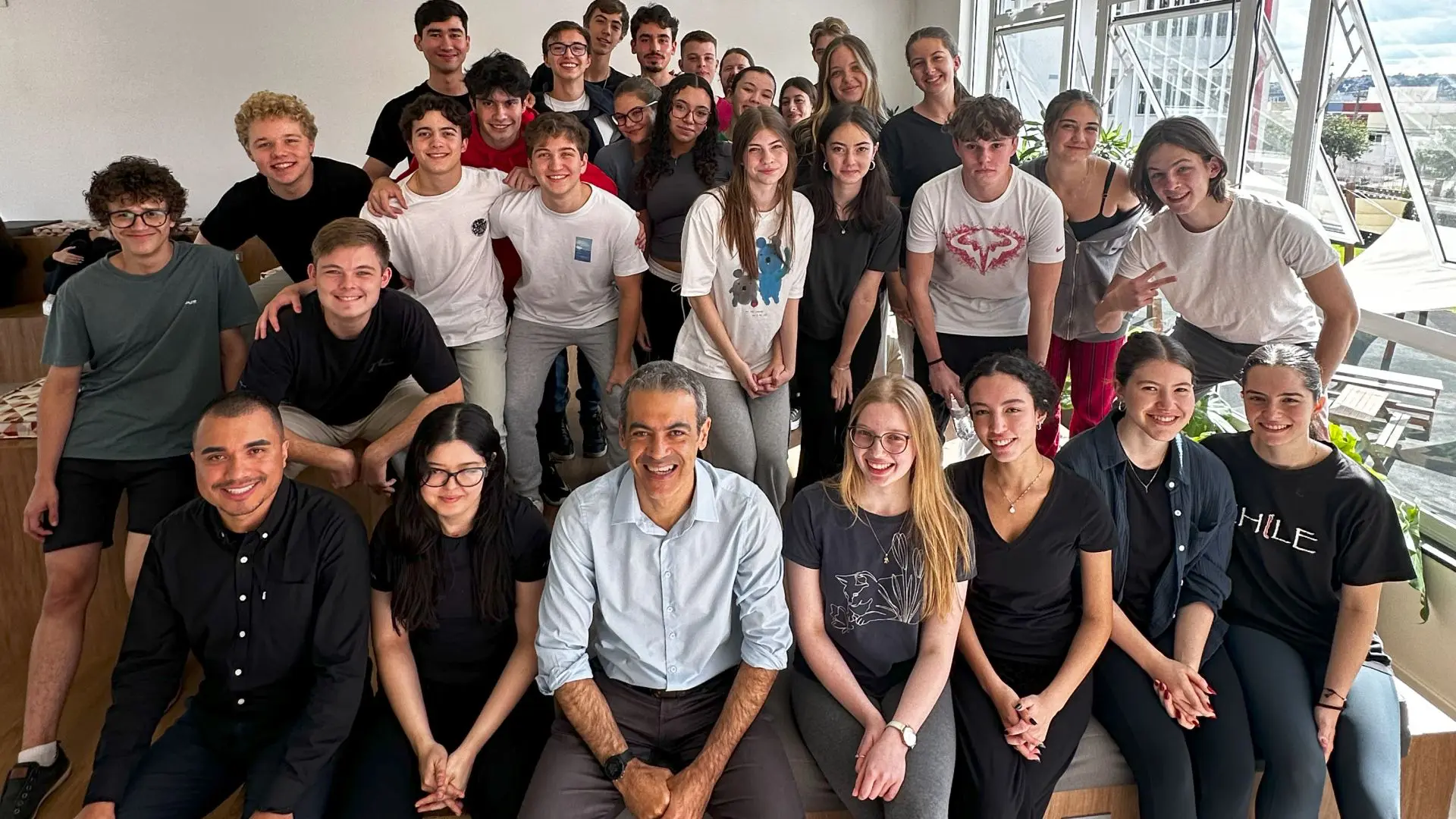 Professores e alunos juntos, construindo o futuro. No Colégio Suíço-Brasileiro, os jovens são preparados para ir além das fronteiras, unindo a excelência do currículo nacional com o programa International Baccalaureate (IB). Do ENEM às universidades da Europa, a missão é formar cidadãos globais.