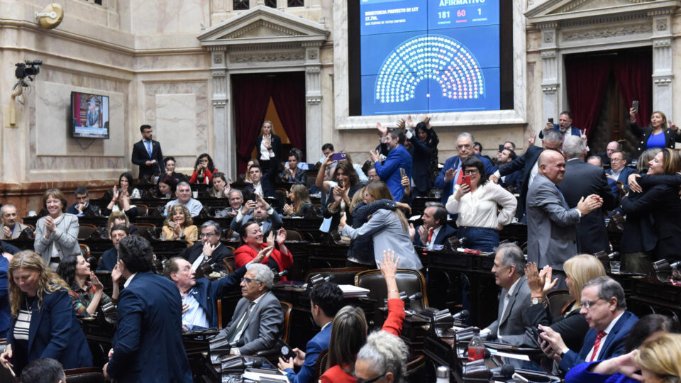 Milei sofre nova derrota, com derrubada de vetos na Câmara da Argentina