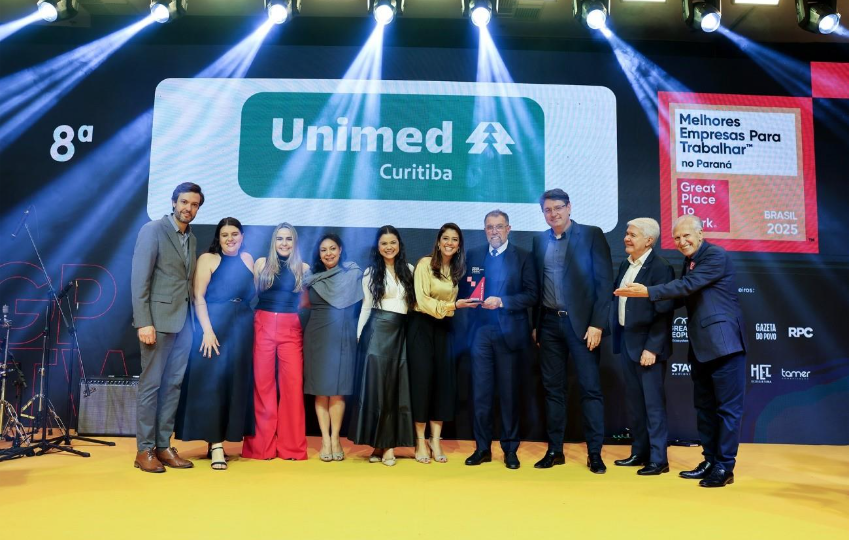 "Unimed Curitiba no topo! O dirigente e os gestores da área de Desenvolvimento Humano receberam a premiação do GPTW 2025. Ser reconhecida como a melhor empresa para se trabalhar reafirma o nosso compromisso com um ambiente de trabalho acolhedor, transparente e cooperativo. Juntos, seguimos cuidando de quem faz a diferença!"