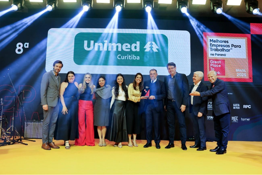 "Unimed Curitiba no topo! O dirigente e os gestores da área de Desenvolvimento Humano receberam a premiação do GPTW 2025. Ser reconhecida como a melhor empresa para se trabalhar reafirma o nosso compromisso com um ambiente de trabalho acolhedor, transparente e cooperativo. Juntos, seguimos cuidando de quem faz a diferença!"