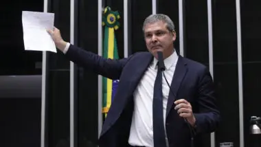 Relator da anistia já criticou 8/1 e defendeu Alexandre de Moraes O deputado Lindbergh Farias (PT-RJ), líder do PT na Câmara, protocolou um mandado de segurança no Supremo Tribunal Federal (STF) para solicitar a suspensão imediata da tramitação da Proposta de Emenda à Constituição (PEC) 3/21, a PEC da Imunidade.