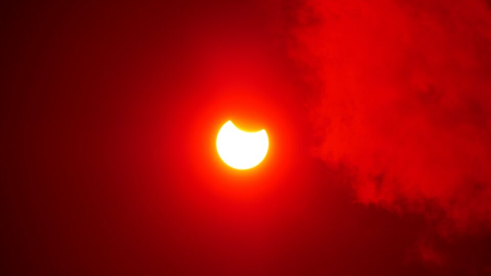 Eclipse solar parcial: onde e quando assistir ao último eclipse de 2025