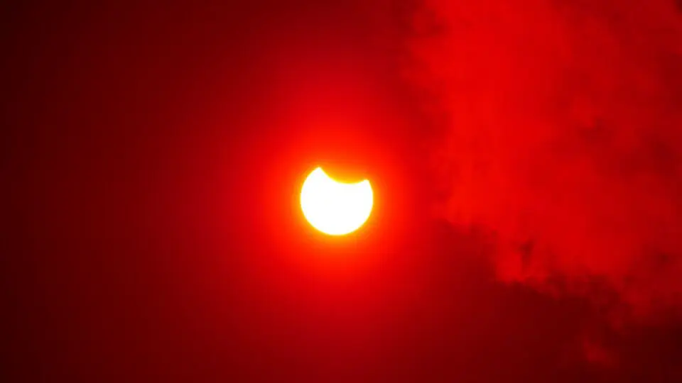 Eclipse solar parcial que acontece em 21 de setembro.