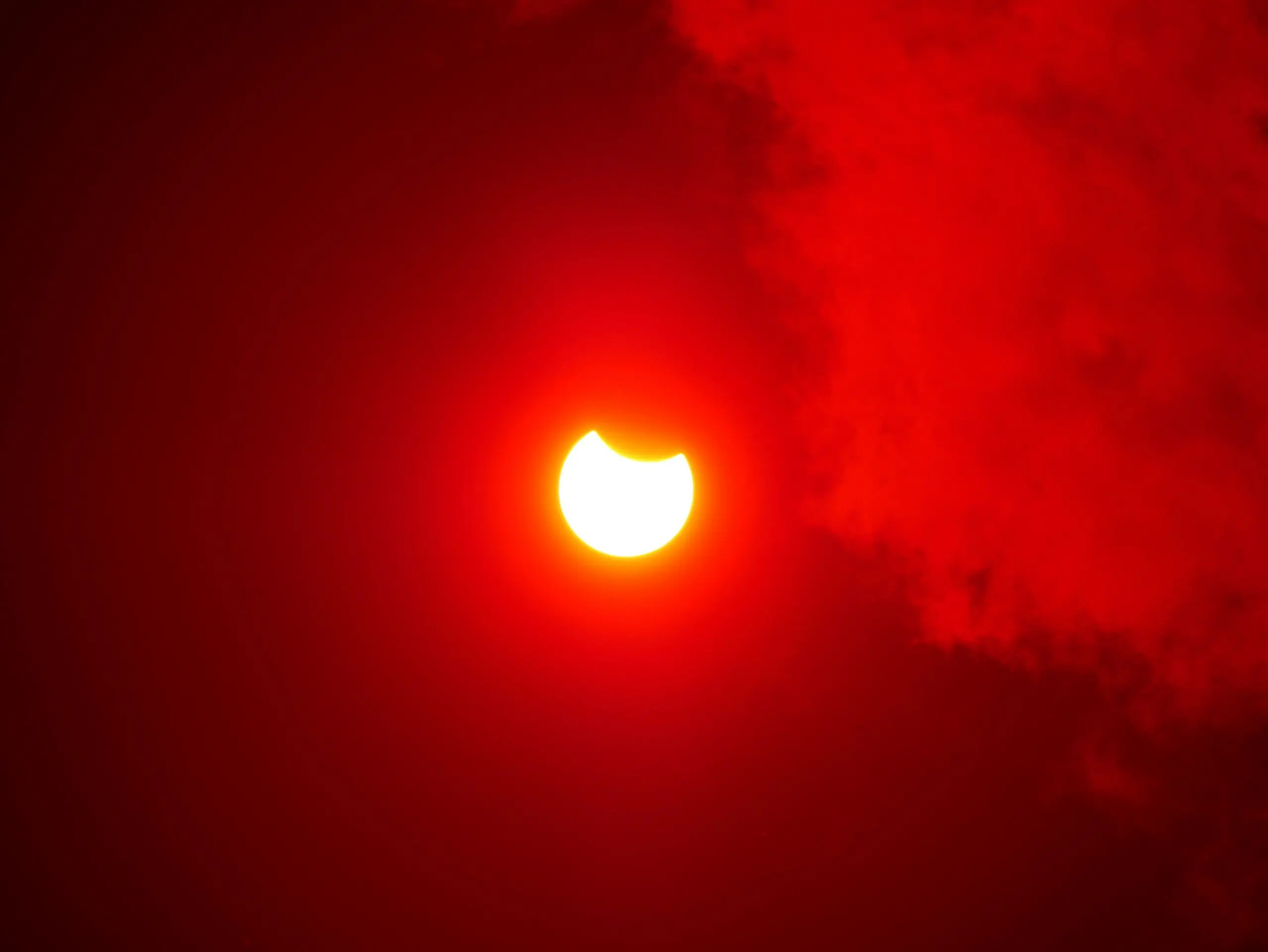Eclipse solar parcial que acontece em 21 de setembro.